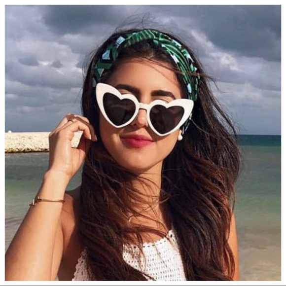 MUST HAVE TREND HEART WHITE SUNGLASSES - Picture 2 of 6